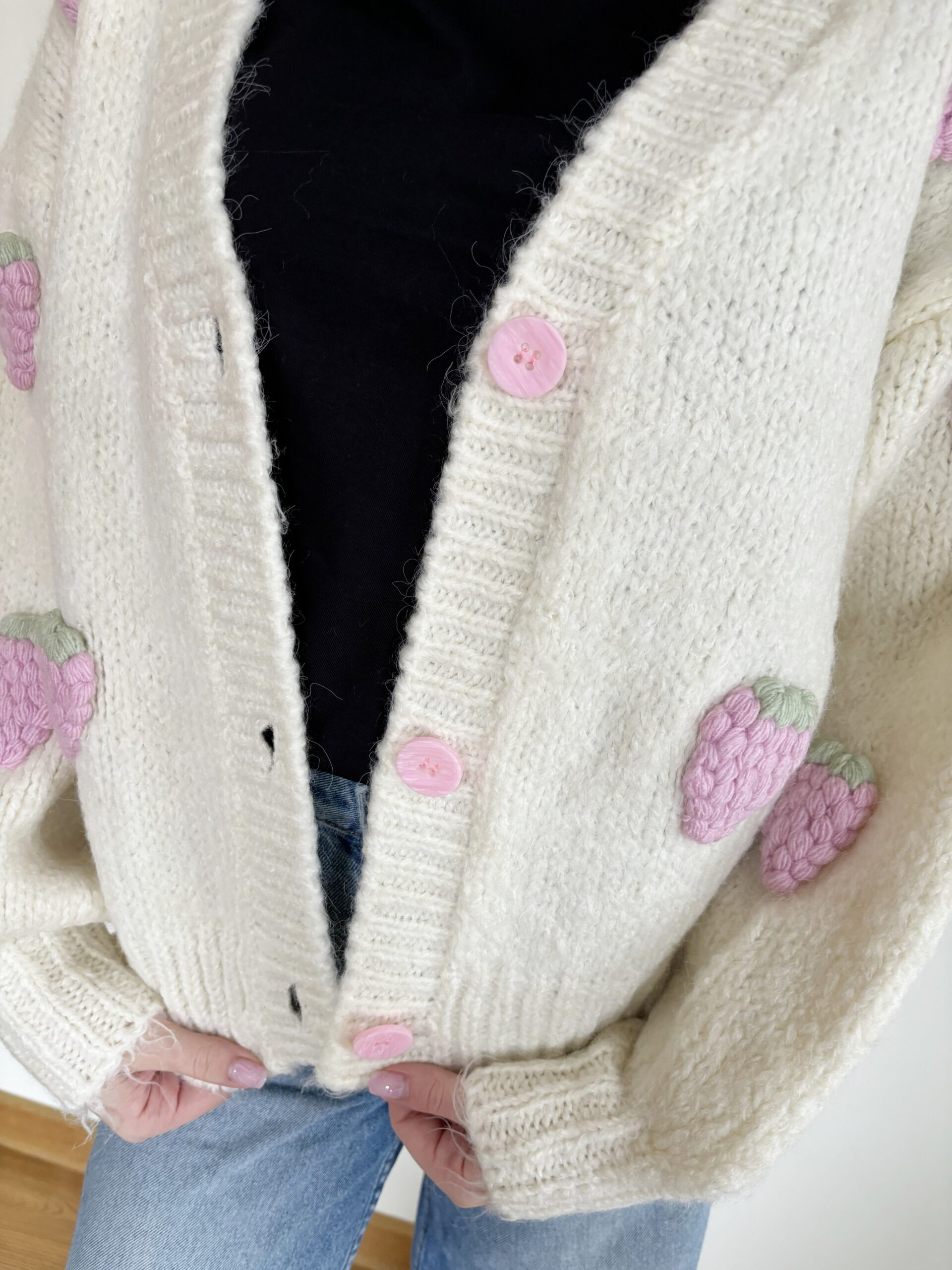 Sweter w truskawki - obrazek 2