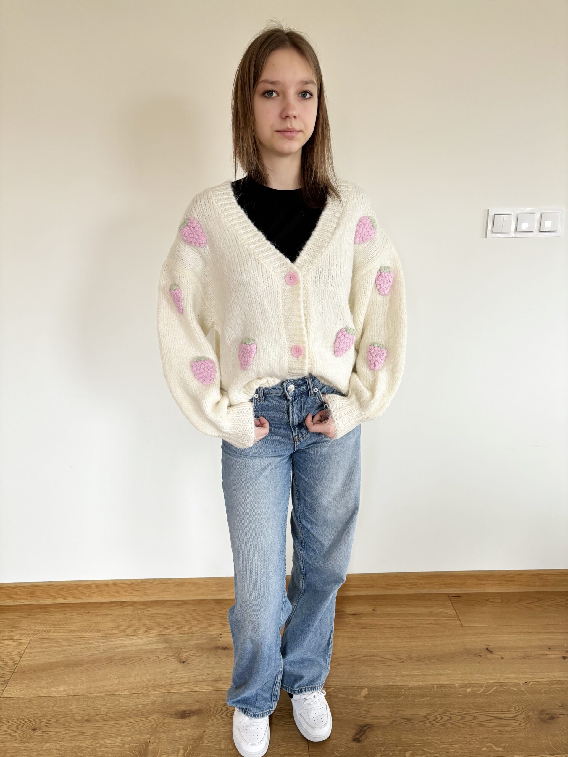 Sweter w truskawki - obrazek 3