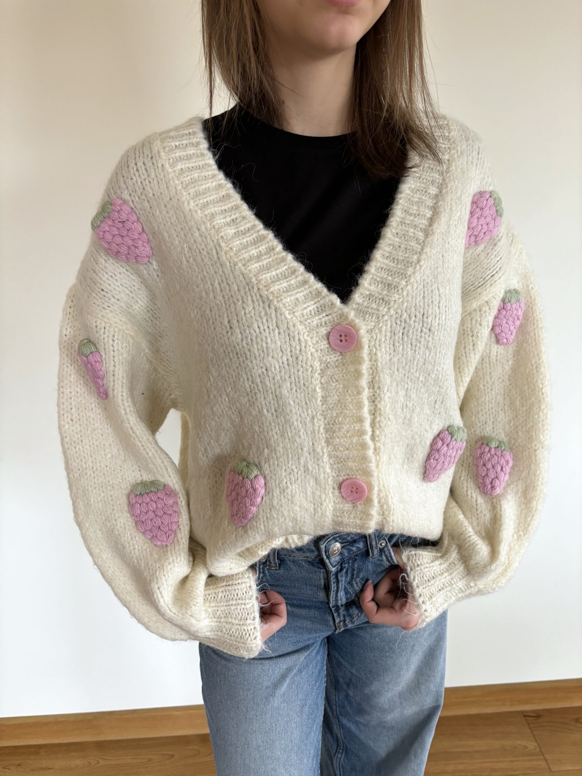 Sweter w truskawki - obrazek 4